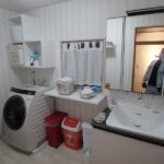 洗面室　After：
ストライプの壁紙が可愛らしい